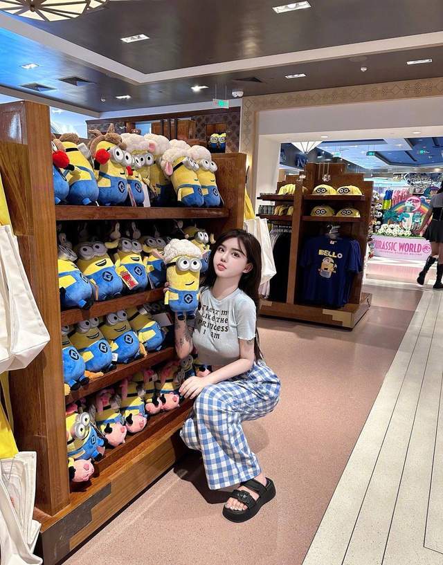 韩安冉吐槽环球影城3小时花8000，4岁半女儿与后爸亲嘴被质疑