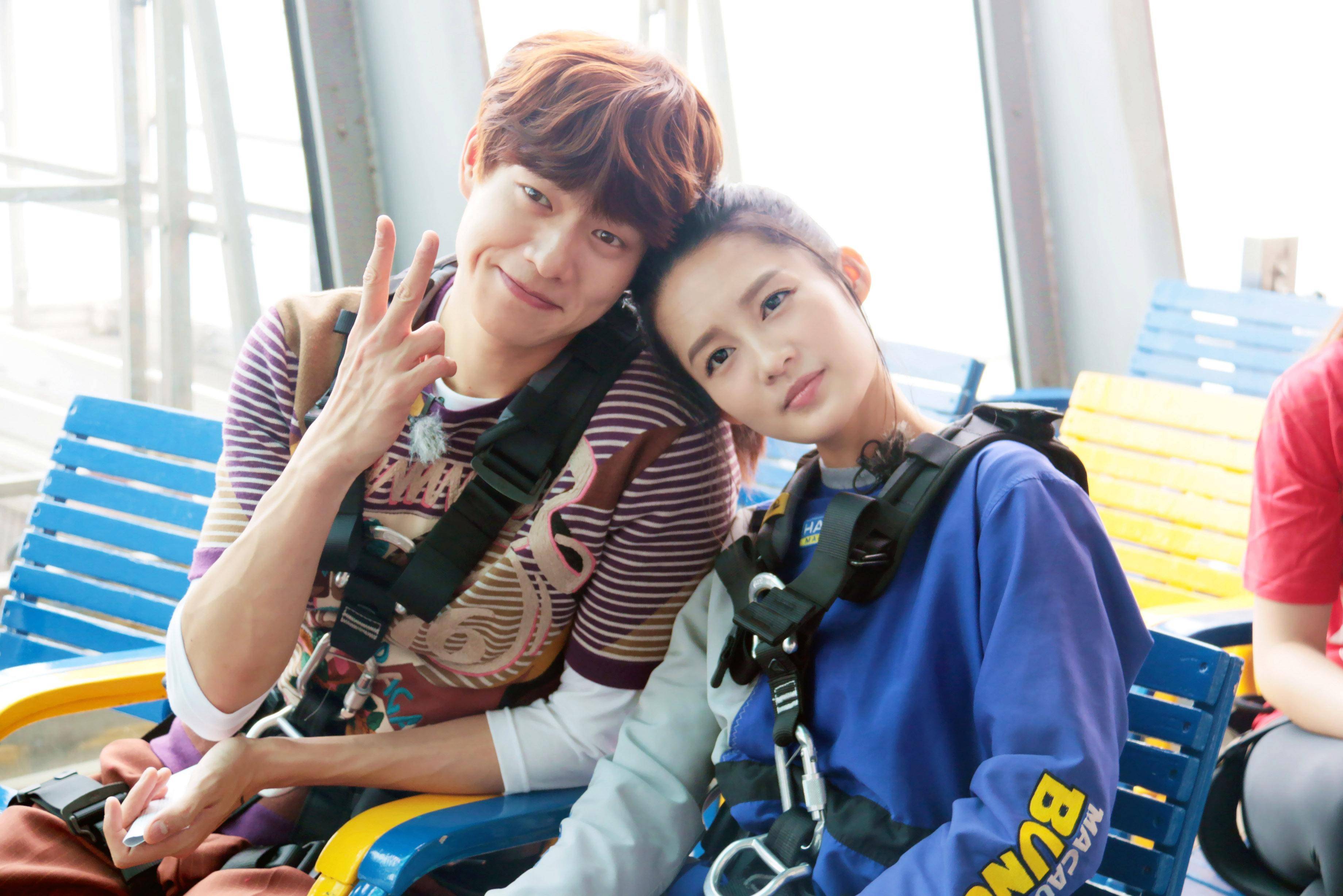 魏大勋和杨幂的恋情绯闻则有很多实锤,从穿同款,打游戏,到狗仔拍的