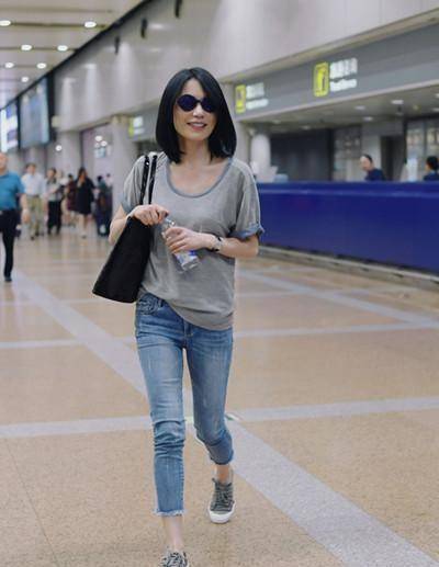 俞飞鸿虽低调但真会穿,灰t恤配紧身裤出行,简单大气又优雅_牛仔裤