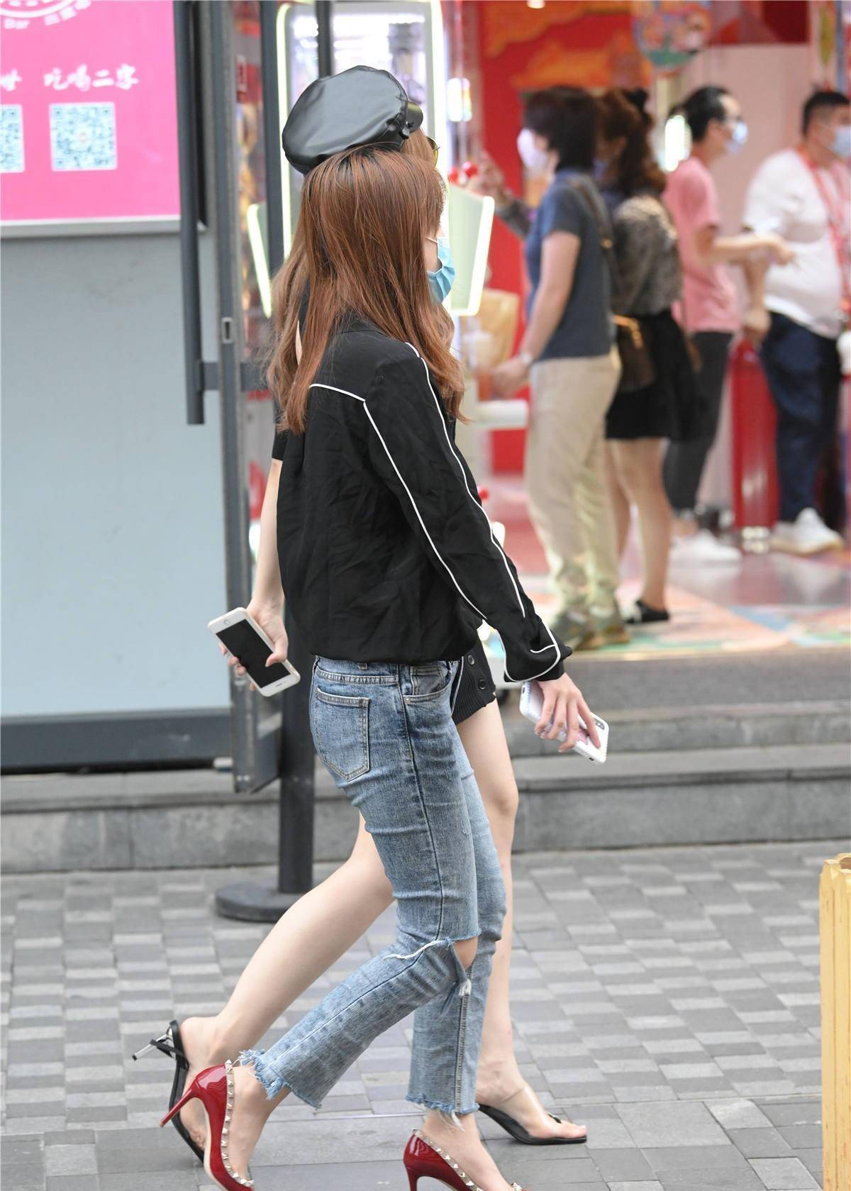 8cm红色尖头高跟鞋,浅铆钉设计,搭配浅蓝色毛边牛仔裤_风格_款式_效果