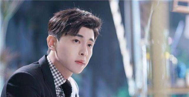 有一种遗传叫邓伦,妈妈长得好看,儿子只遗传了括号唇,太帅了_家里人