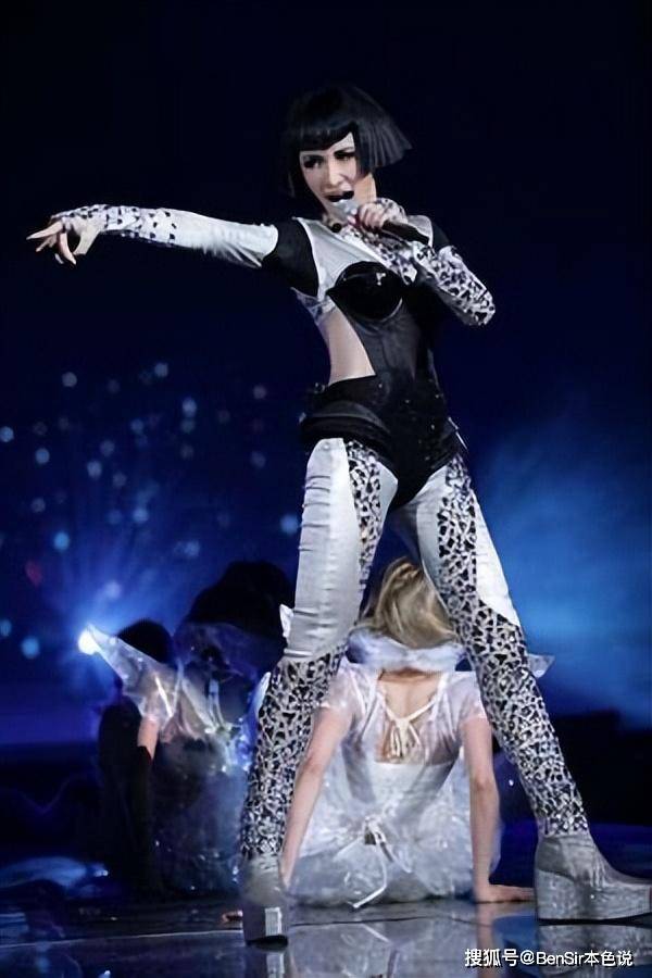 43岁萧亚轩脸部变形状态低迷,最大的中年危机,真的不是穷!