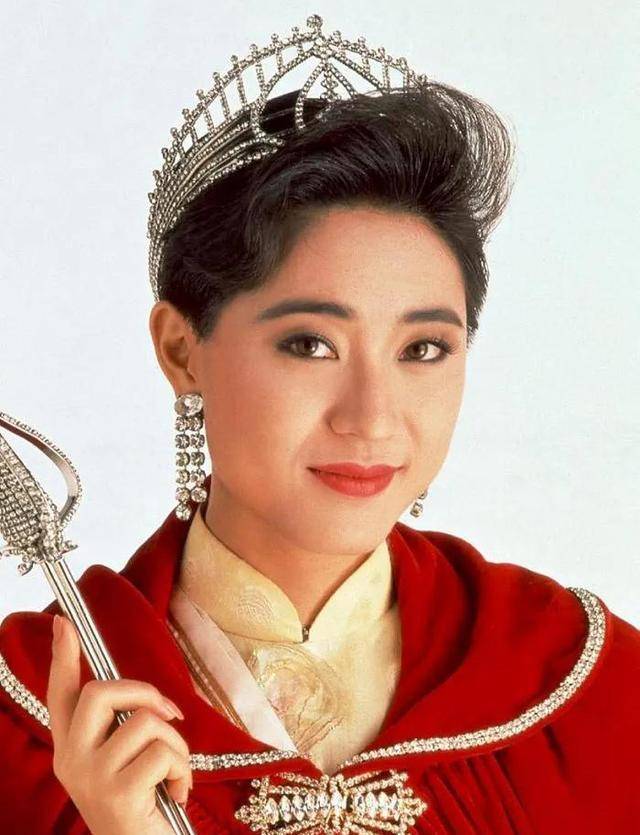 被4个男人伤害,踢出豪门,54岁孤身一人_倪震_周慧敏_李嘉欣