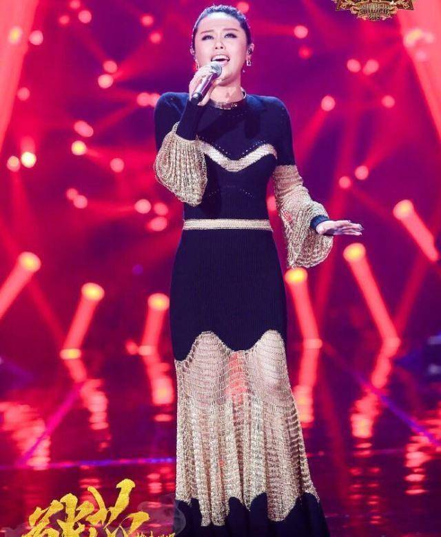 张芯演唱自己的作品《可汗山》以朴实温情的舞台拥抱母爱的伟大与隽永
