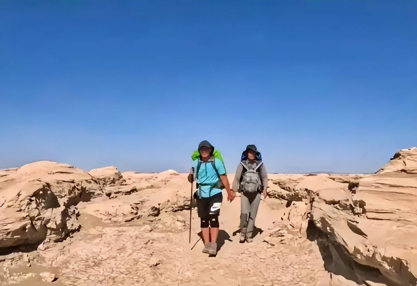 網紅博主姜野的徒步旅行,有什麼意義_人類_精神_父母