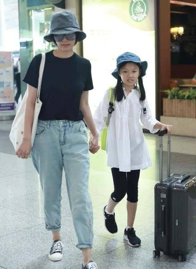 袁泉母女罕被拍,11岁女儿比例惊人模样太像夏雨,千元羽毛球抢镜_造型