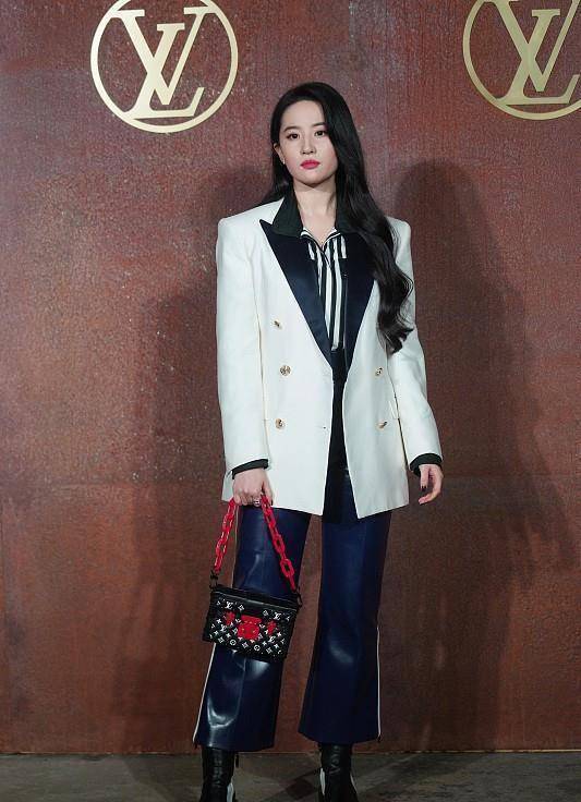 "神仙姐姐"刘亦菲现代装也很美,白色西装配皮裤,干练又大气_时尚_黑色