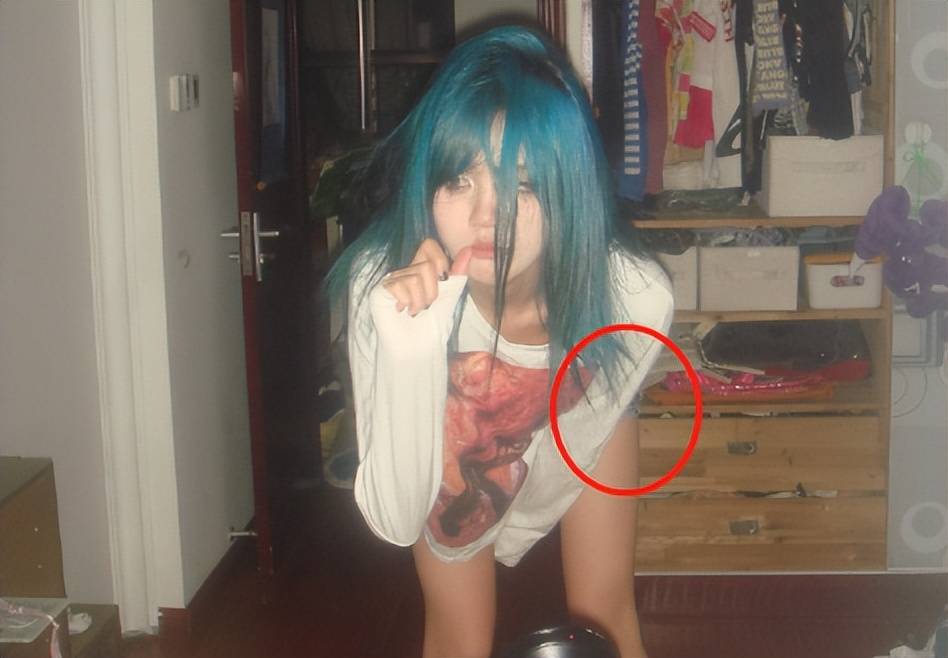 穿蕾丝透视装,底裤外露引争议,网友:多管闲事_照片_华莎_演出