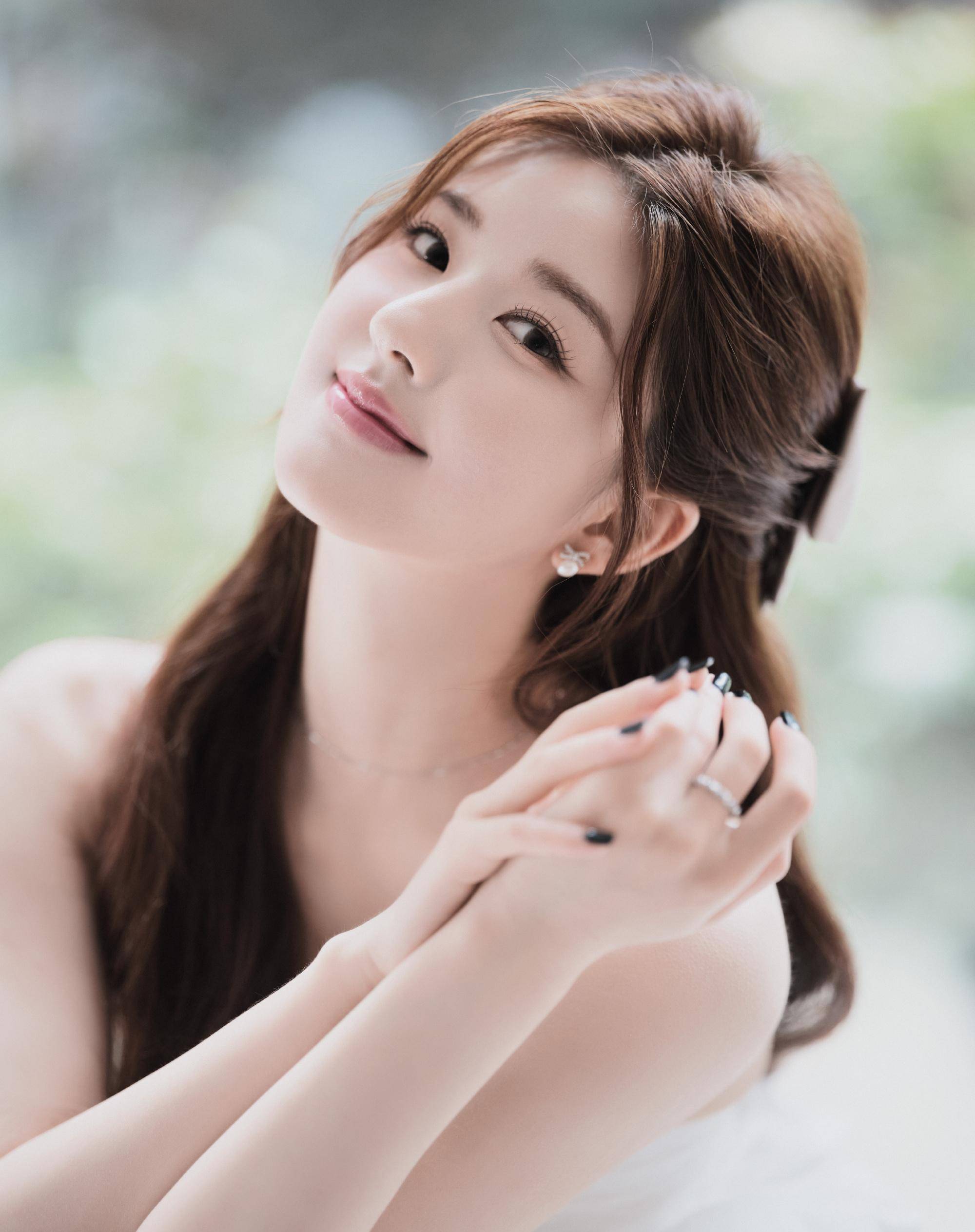 赵露思白色吊带裙新造型,闪闪发光的阳光少女_魅力_自然_个性