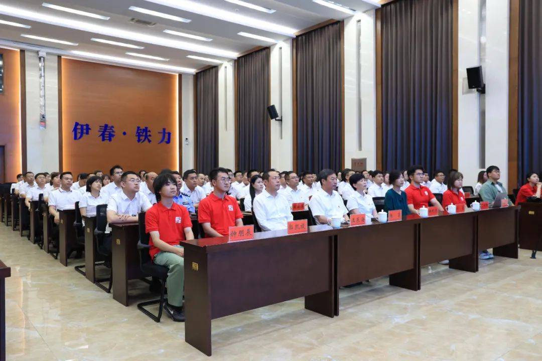 启动仪式上,中共铁力市委书记陈岩向参加此次活动的北京大学经济学院
