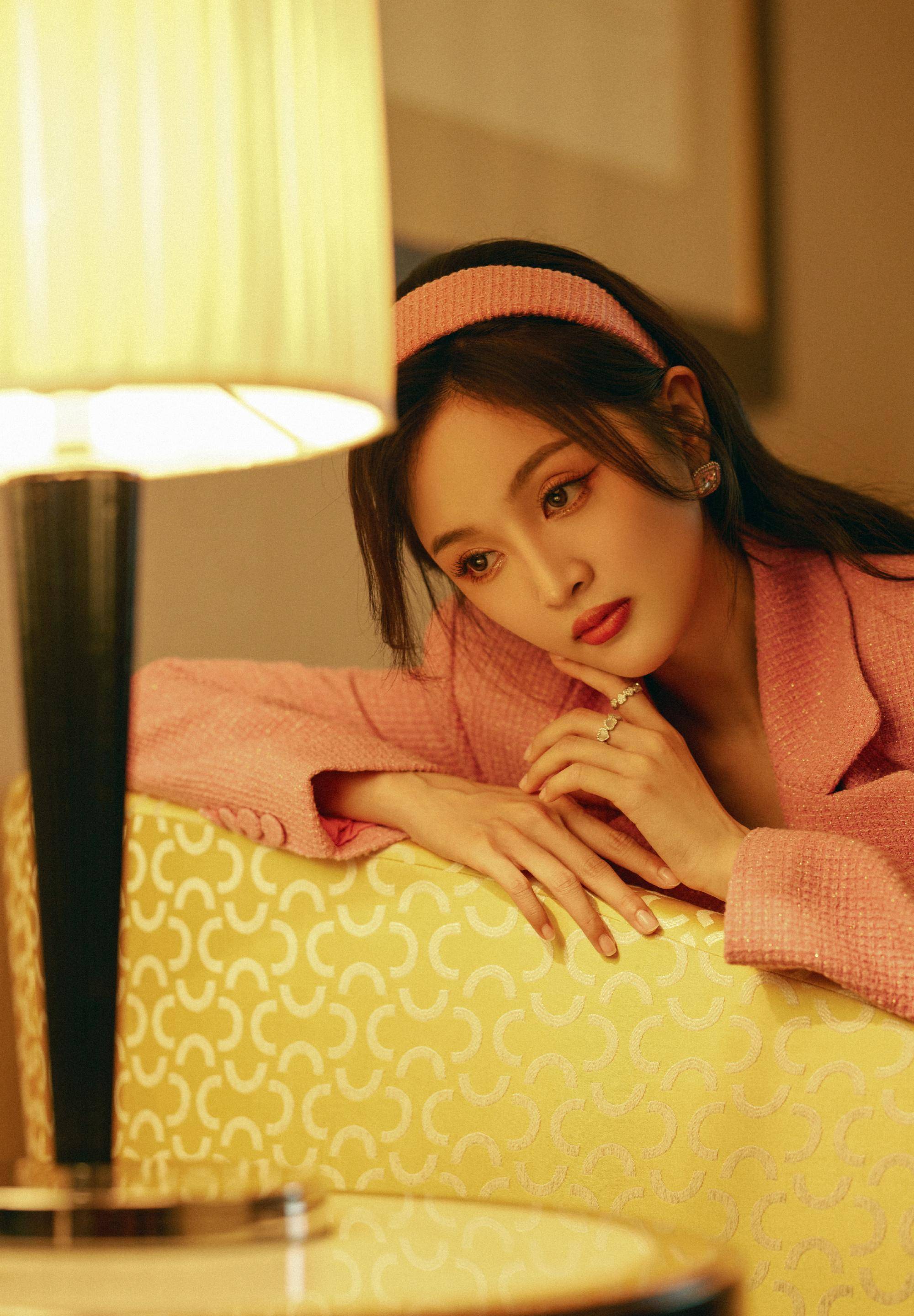 吴宣仪身穿粉色西装,腿又直又长,复古风,优雅又甜美