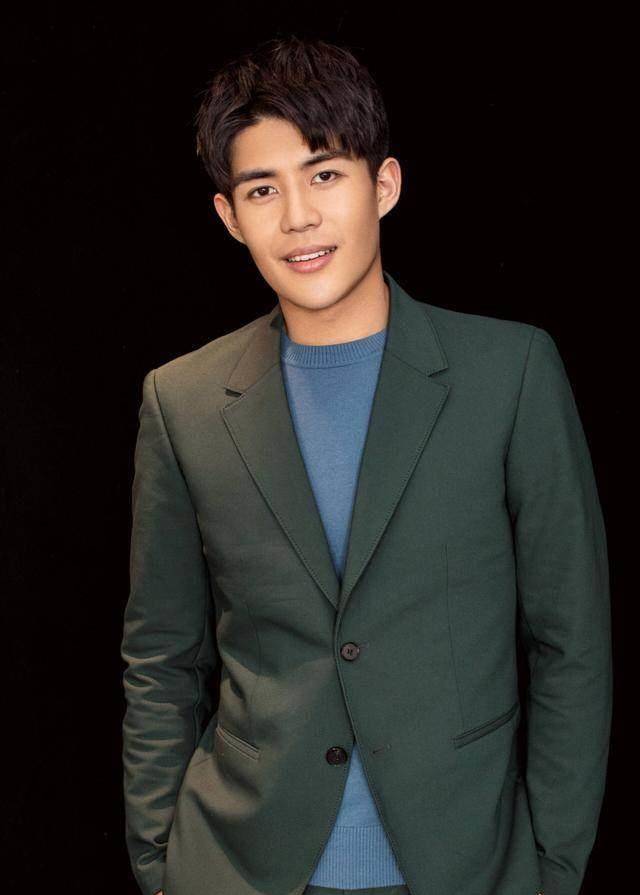 《归去来》宁鸣这枚小鲜肉老会穿,气场赛罗晋,这身西装值得借鉴_时尚