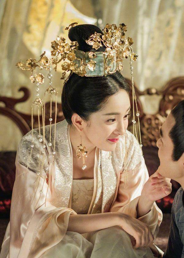 其中杨幂的饰演的扶摇,是璇玑国皇族,真名凤无名,也是璇玑国王女,璇玑