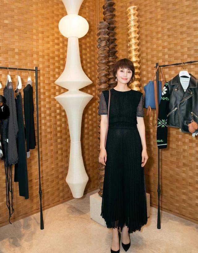 袁泉现身南京捞金,一袭黑色长裙微露性感美背,气质出众显女神范_身材