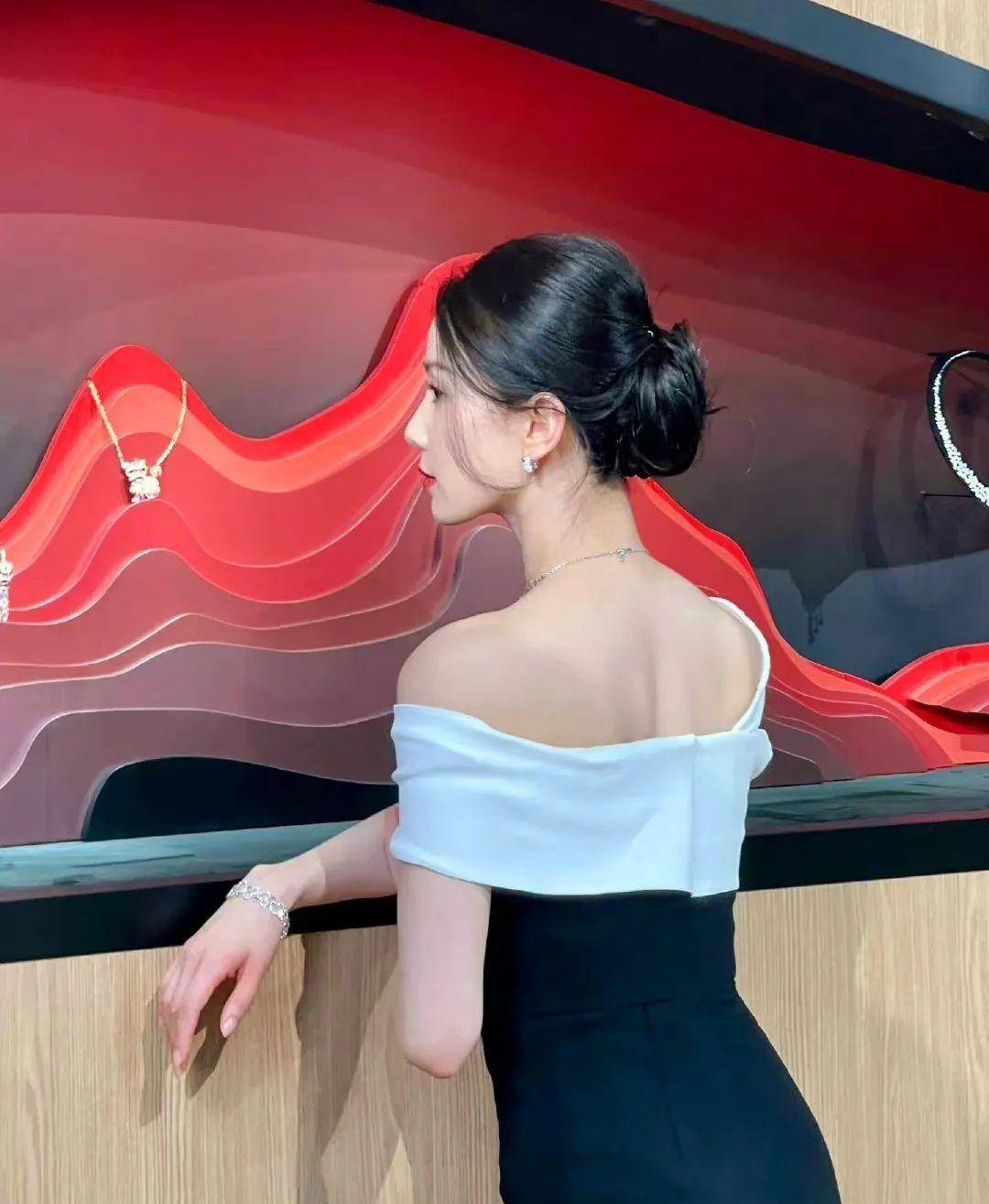 刘诗诗穿一字肩礼服,像极了纯洁无瑕的仙女,谁见了不想多看几眼_观众