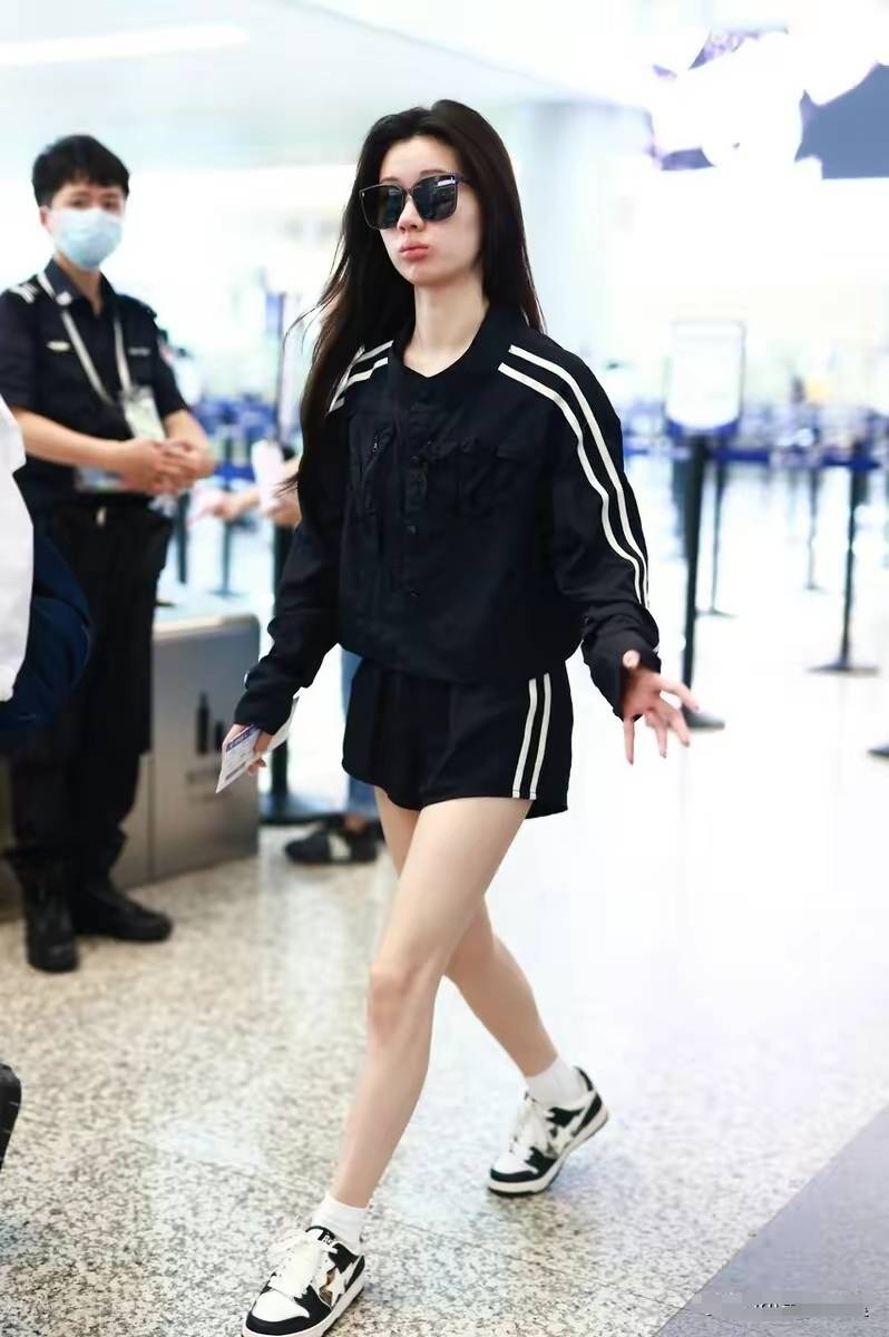 单依纯长得清秀又苗条,身着运动风短裤秀美腿_线条_黑色_上衣