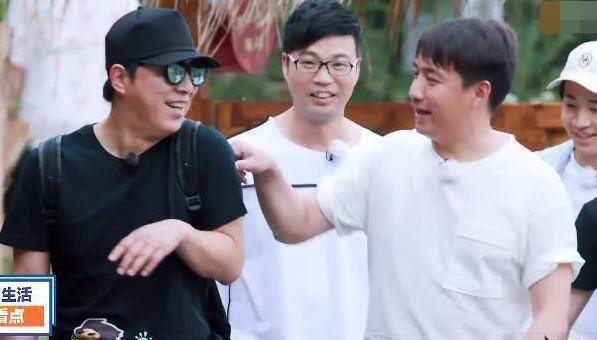 迎来男人帮,张艺兴点菜,黄磊一个动作暴露两人的关系_黄渤_王迅_生活
