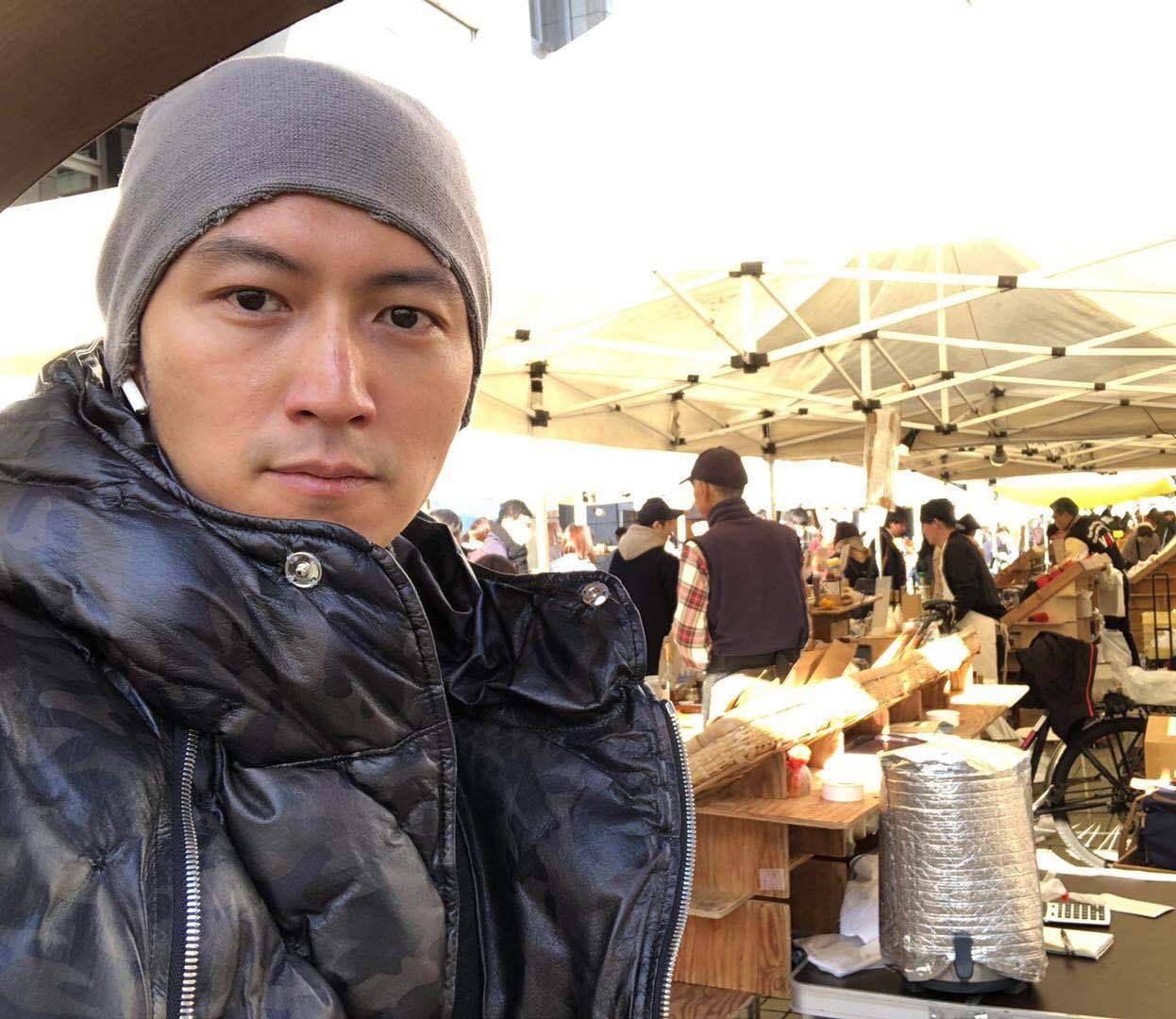 谢霆锋带大儿子出国度假罕见同框,谢霆锋十分严肃,lucas显乖巧_那孩子