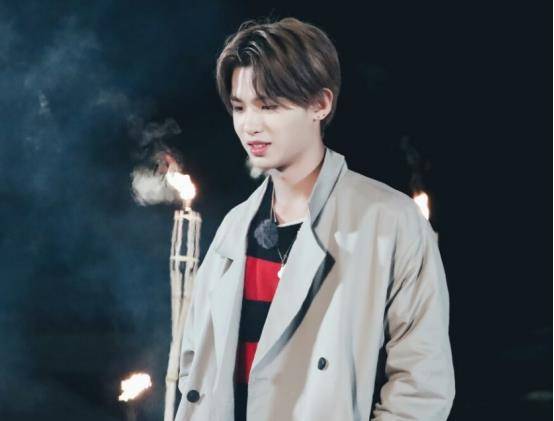 王源的综艺,我实在是好久没看了,所以也不知道他怎么样了,黄明昊在我