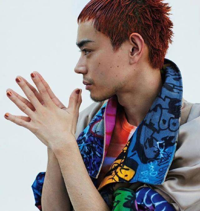 组图:菅田将晖橘红色短发造型大片释出染亮片指甲时尚前卫_娱乐
