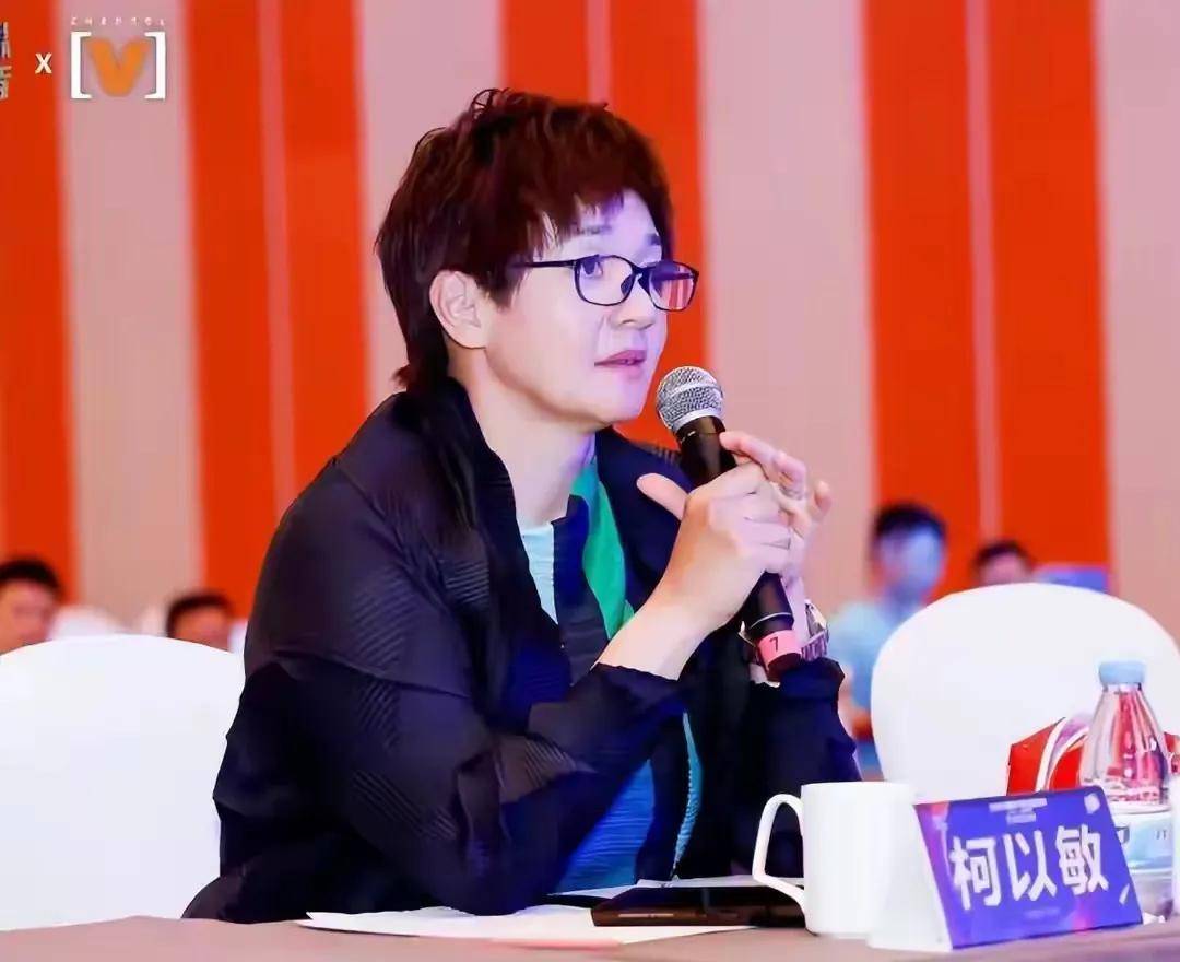 7月份,柯以敏迎来自己的事业春天,作为《中国好声音》的海选评委再次