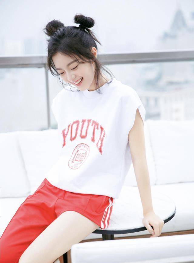 赵家有女初长成,赵今麦双丸子头可爱度爆表,不规则裤腿太吸睛_少女