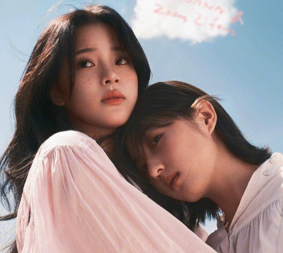 欧阳娜娜张子枫合体拍时尚大片,一个时尚娇媚,一个却像朵小白花_感觉