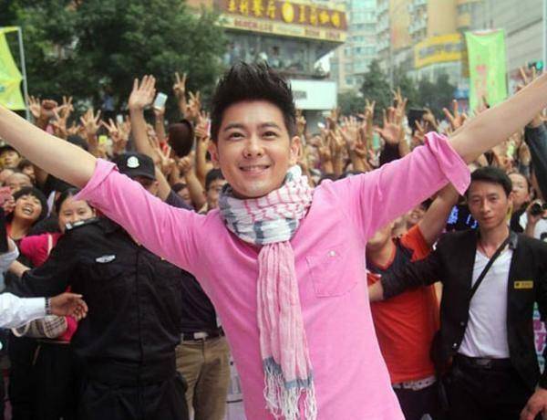 王源和不老男神林志颖上榜_粉红色_衬衣_气质