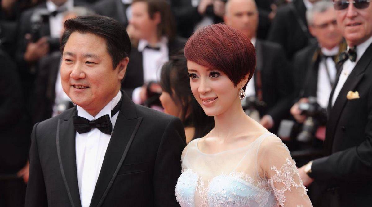 说起来,于冬是博纳影业的的总裁,工作比较繁忙,是没有办法时刻陪在