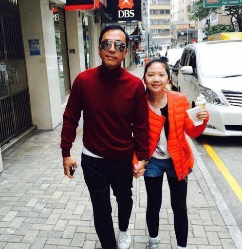 分别是17岁的女儿甄济如(jasmine)和13岁的儿子甄济嘉(james)