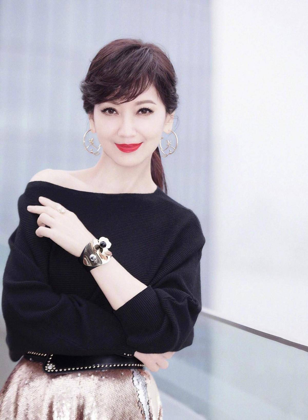 59岁俞小凡的美丽让我惊讶:微卷的头发,紧致的妆容,自然衰老时最优雅