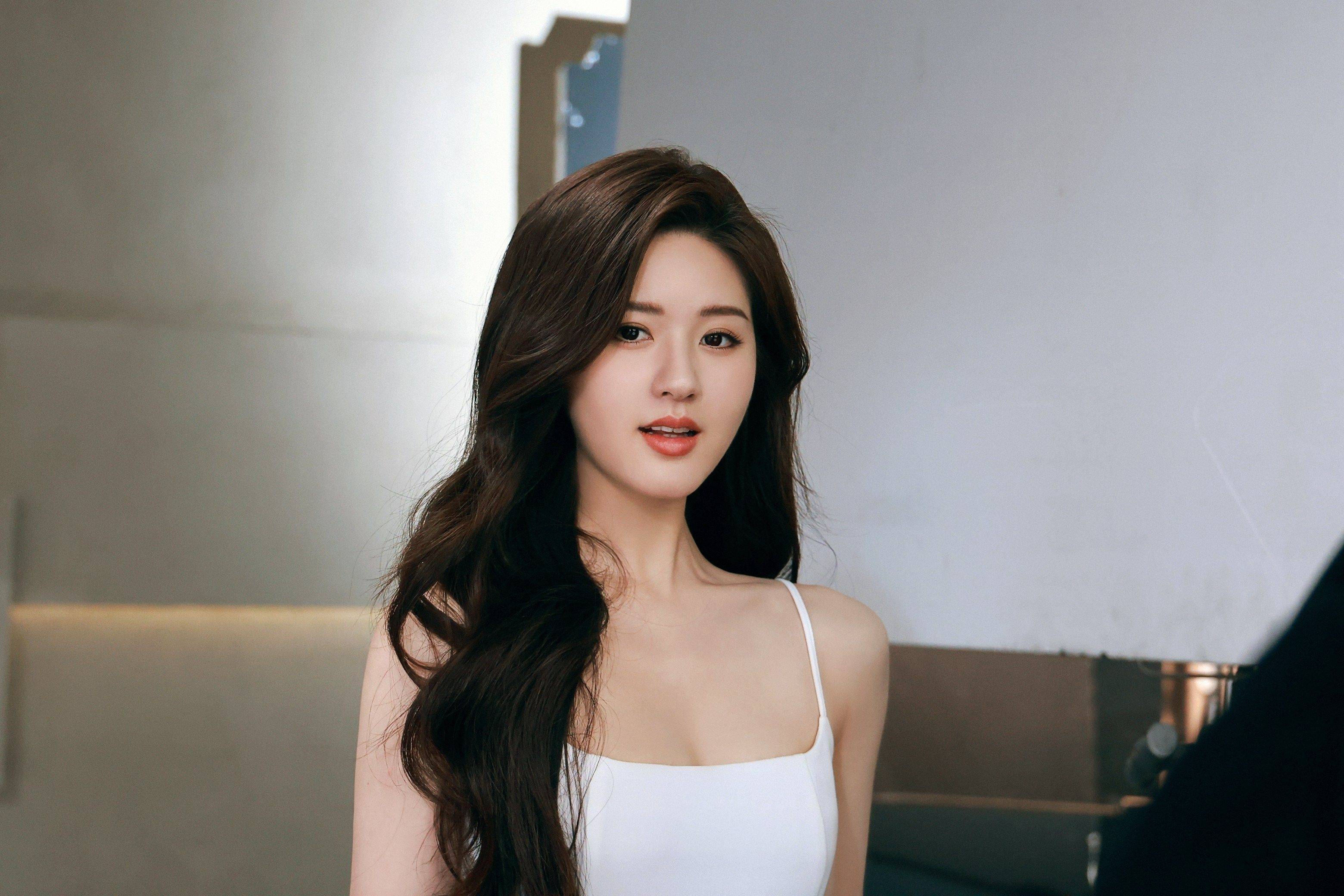 赵露思白色吊带连衣裙优雅时尚写真_赵丽颖_实力_网友