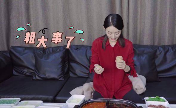 赵丽颖吃火锅不小心弄脏衣服,有谁注意她的补救方式?