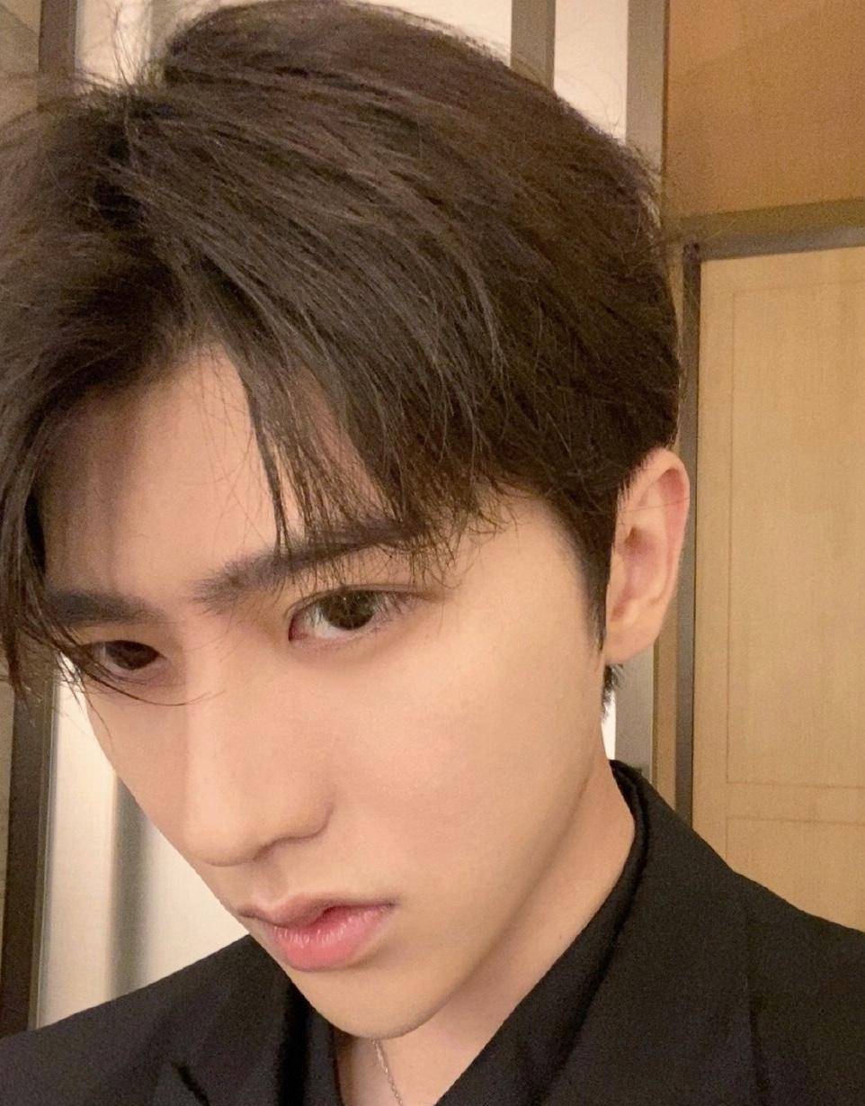 "美少女"程潇玻璃倒影大片,意外撞脸蔡徐坤?