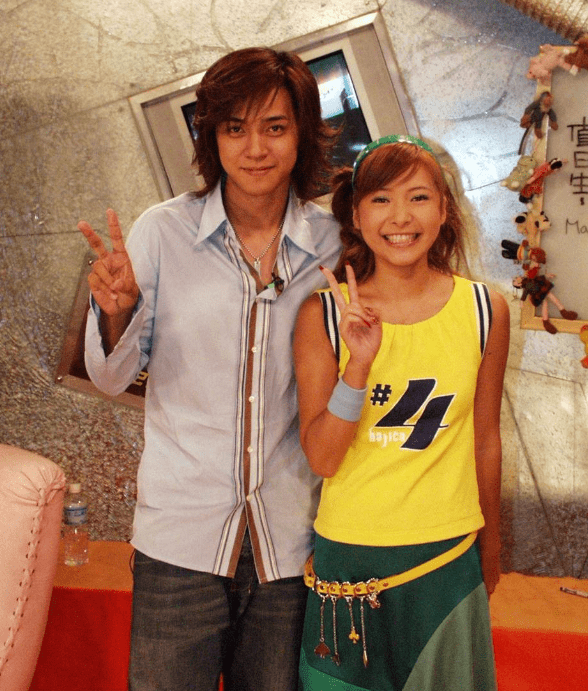 二人去年在亲友的见证下浪漫结婚,但makiyo控诉小金是假面人,经常拍照