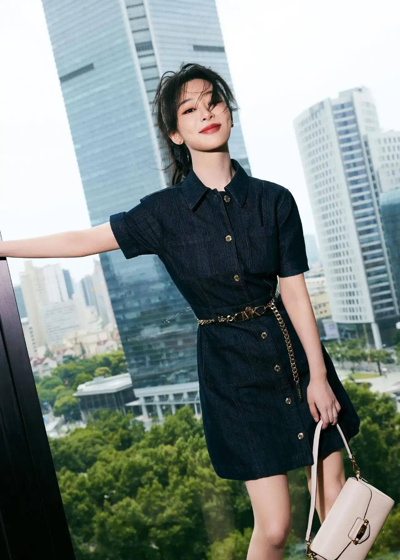 杨紫高马尾牛仔裙造型,瞬间hold住上海mk品牌活动!_时尚_气质_明星