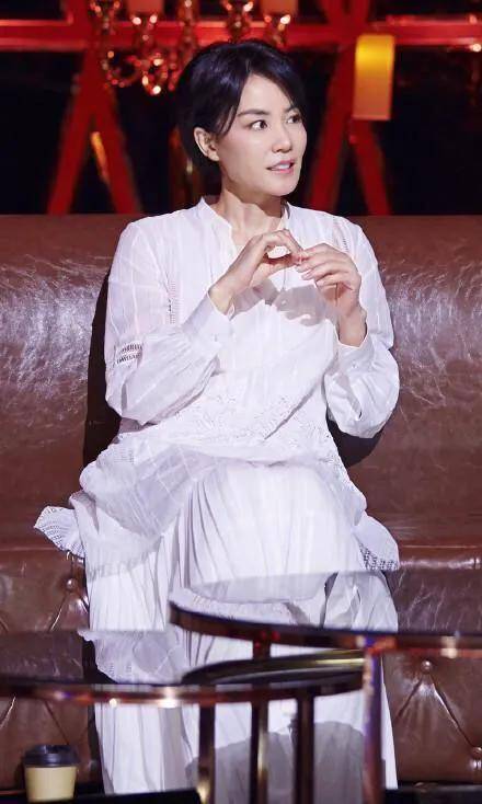 尽管有王菲坐镇,节目组还特意请来了黄渤,大张伟等综艺感很强的艺人来