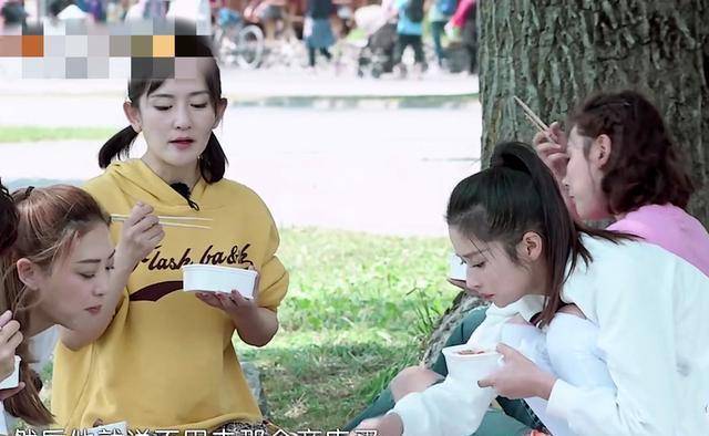 节目刚播出的时候,颖儿就在节目中哭诉自己放不开,谢娜和采儿一直在