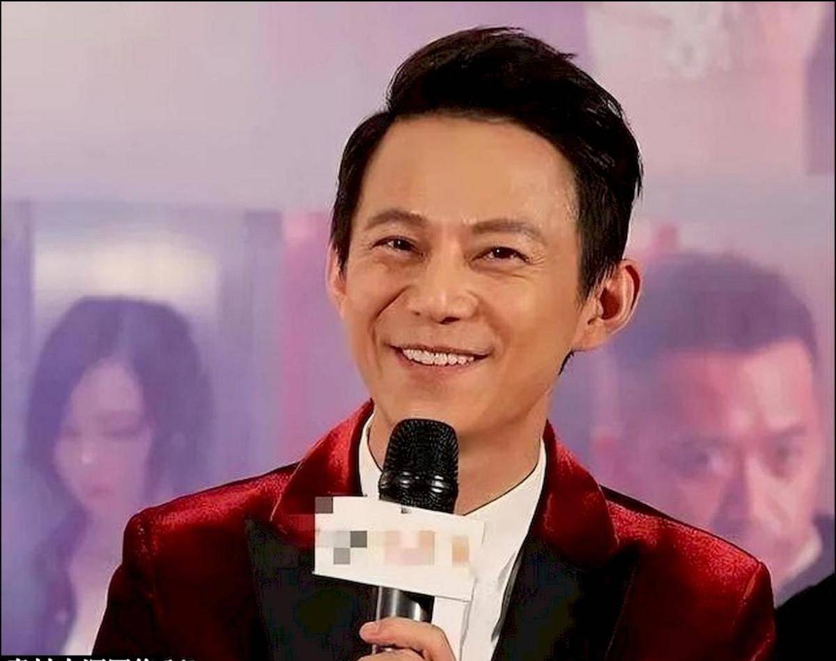 "冻龄男神"被揭穿,脸肿,僵硬,满脸皱纹,黄宗泽钟汉良贼明显_男星_脸部