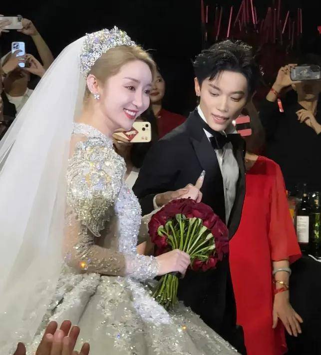 唐梓与康昕的盛大婚礼:新郎一回头,眼里没有婚纱,没有场景,只有新娘的