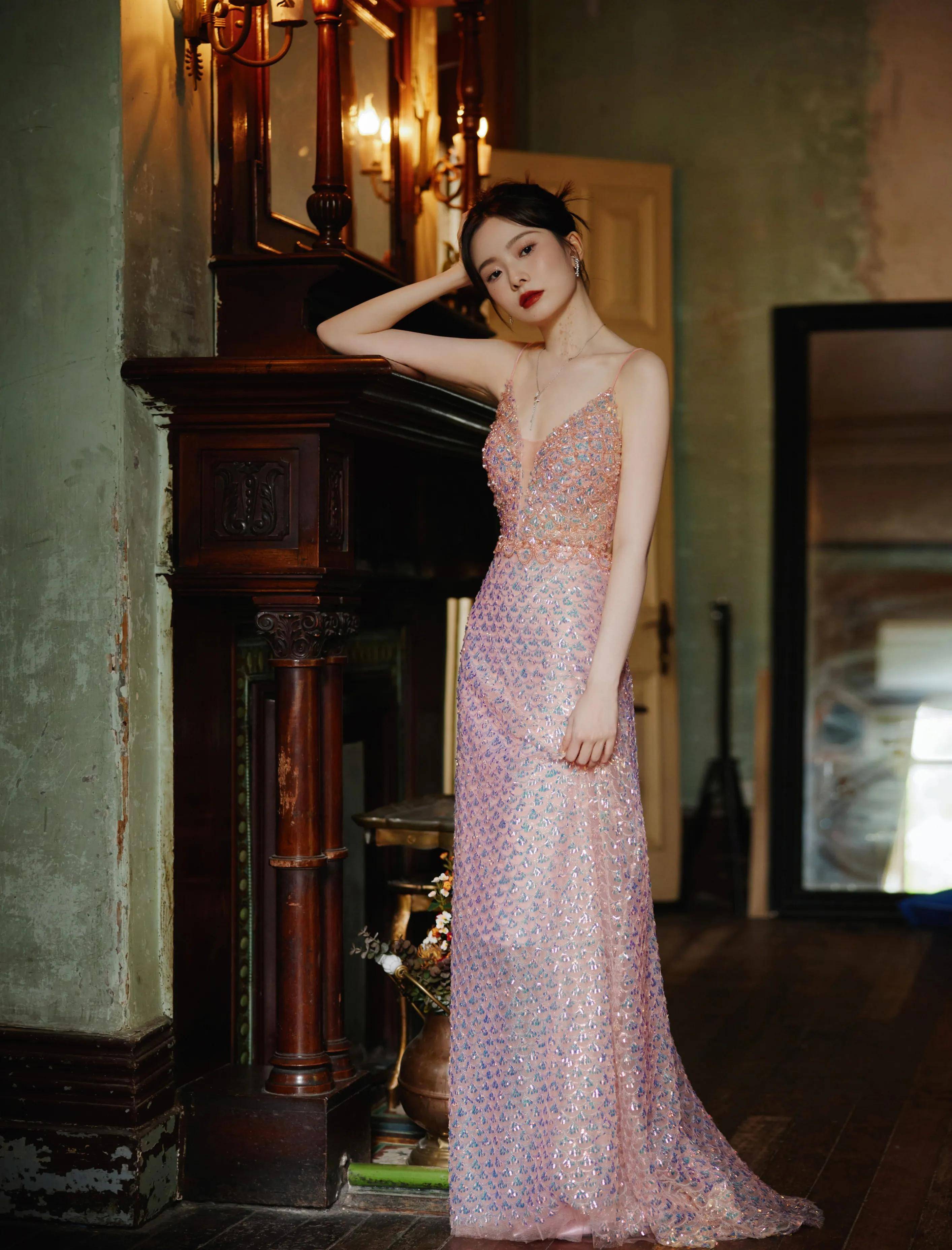 美少女陈卓璇欺负白皙细腻,曲线完美,水灵的大眼睛穿透人心_表演_魅力