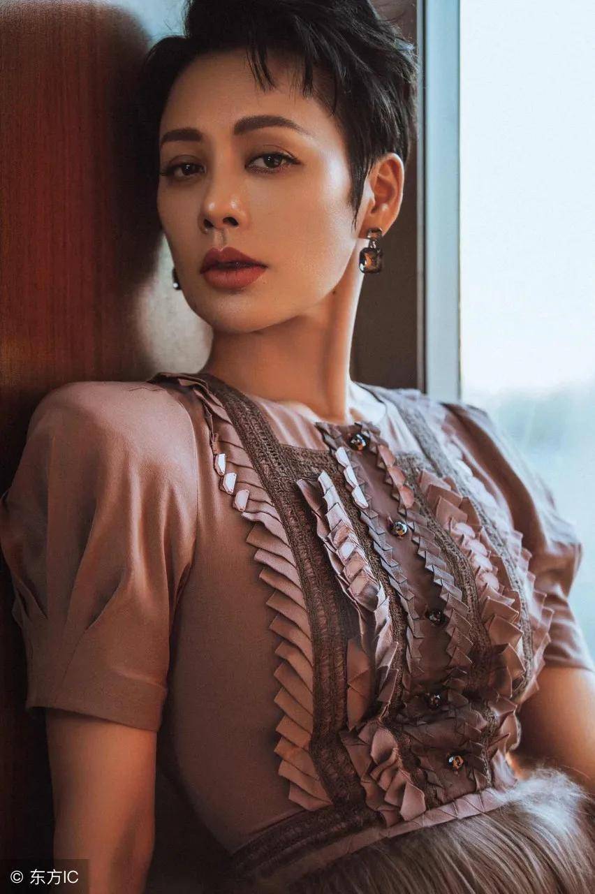 这次唯独我乘风破浪的姐姐宁静,一出场,惊艳四座,不端着,也很美!