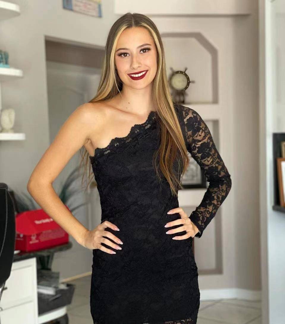 女星avaryana rose运动内衣照,黑色比基尼身材火辣,灰色姿势迷人_照片