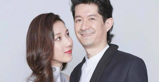 在2015年的年底,钟嘉欣与现在的丈夫jeremy一见钟情,并在短短的4天之