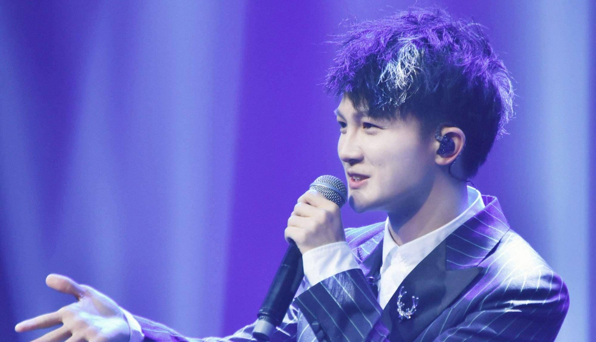 接纳自身独特性在参加《声入人心》时,周深受到了队友郑云龙的鼓励和