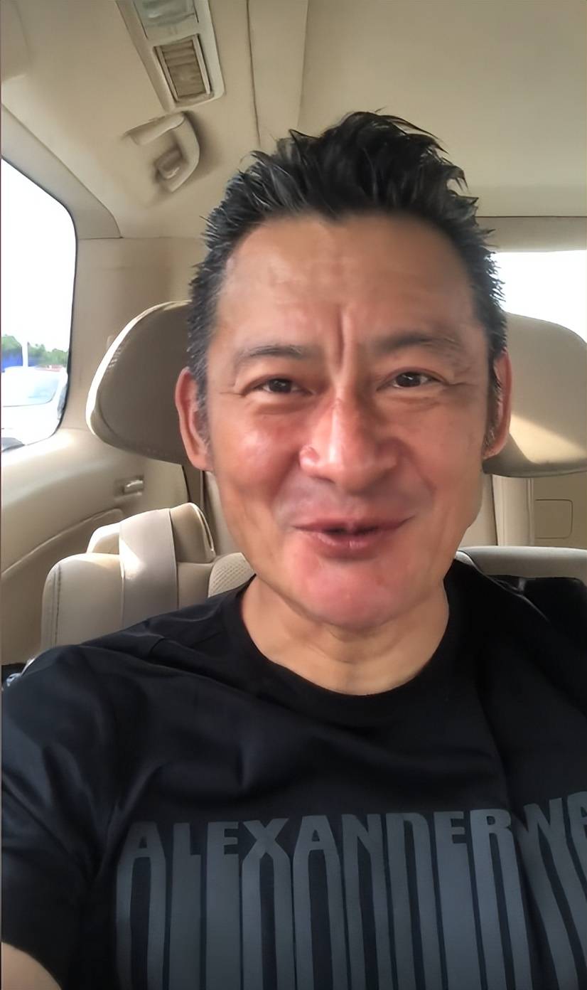 56岁的景岗山相比较于其他明星,面容的确苍老了很多,额头上的川字纹