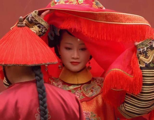 浣碧结婚这天,穿着大红的喜服,比做丫鬟时候靓丽多了,小编也觉得浣碧
