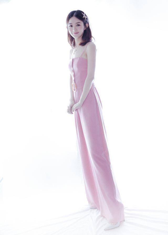 31岁赵丽颖,穿粉色连体裤化身水蜜桃女孩,看完确定有31岁不是18_身材