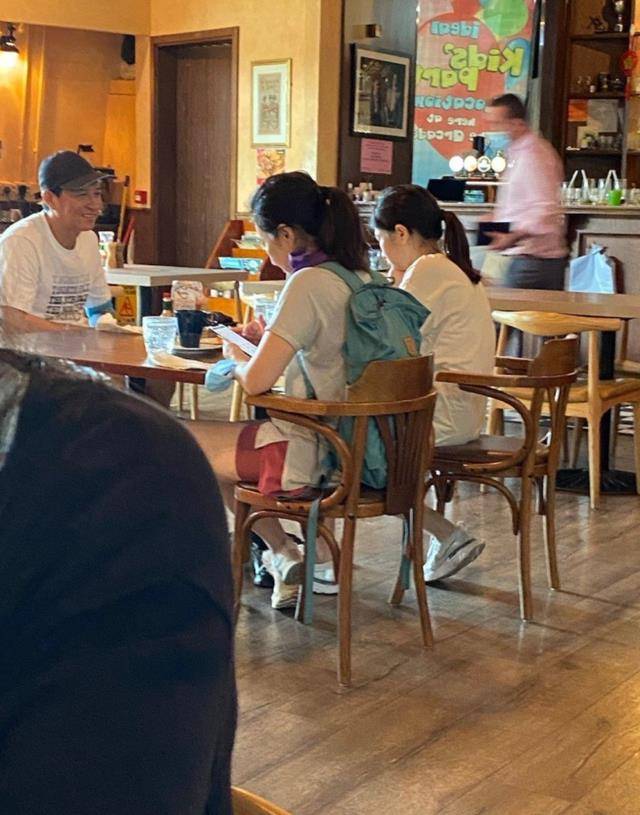 张家辉一家三口骑单车享受家庭乐,15岁张童越发标致,十分抢镜_妻子