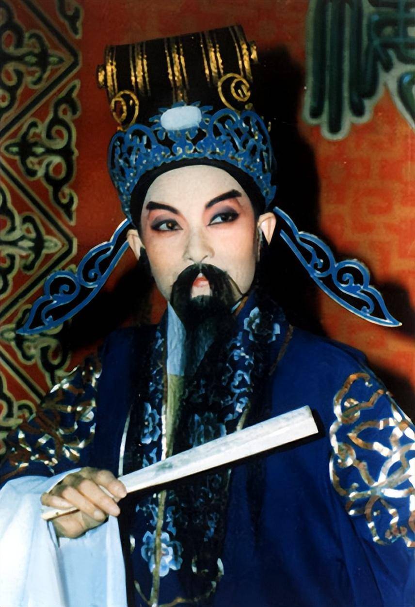 著名越剧表演艺术家徐天红坐在观众席上看戏.